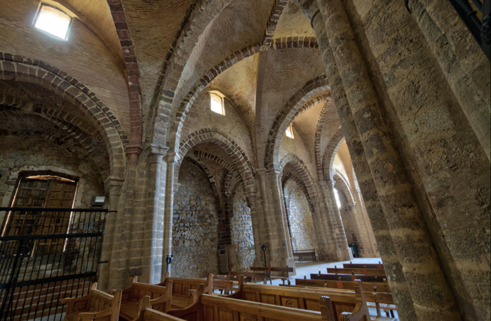 Comunicacion de la nave central con la lateral de la iglesia del castillo de Caltrava la Nueva